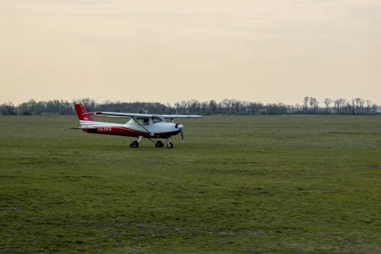 VR repülőgép-szimulátor Hajdúszoboszló: Cessna kisrepülőgép a hajdúszoboszlói repülőtér füves pályáján