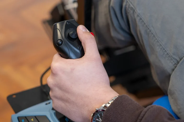 VR repülőgép-szimulátor Hajdúszoboszló: Kéz a botkormányon repülés közben