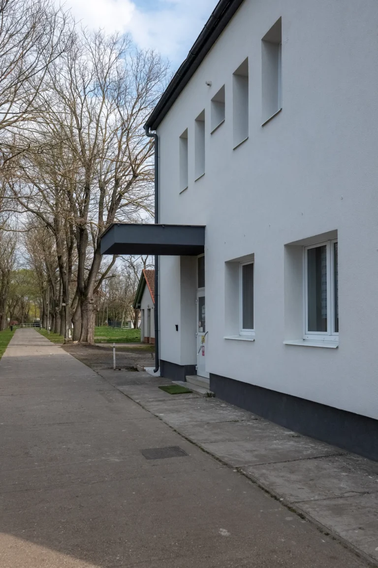 VR repülőgép-szimulátor Hajdúszoboszló: A hajdúszoboszlói repülőtér főépülete, itt van a szimulátorterem