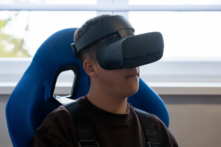 VR repülőgép-szimulátor Hajdúszoboszló: VR-headsetes vendég a kék pilótaülésben