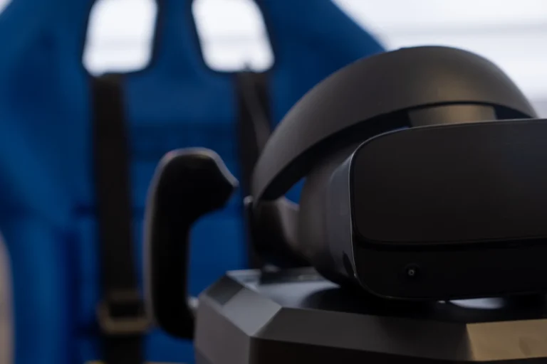 VR repülőgép-szimulátor Hajdúszoboszló: VR-headset a repülőgép-szimulátor pilótaülésén