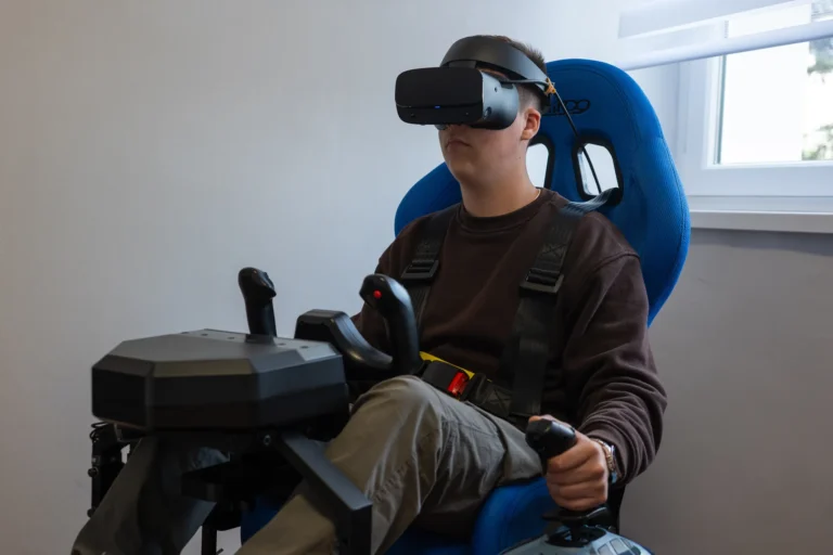VR repülőgép-szimulátor Hajdúszoboszló: Vendég VR-headsettel repül a mozgó repülőgép-szimulátorban